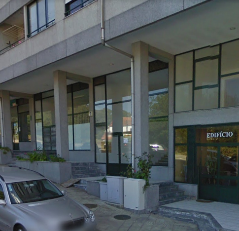 Fachada do estúdio KTA em Felgueiras, montras de vidro sob o edifício
