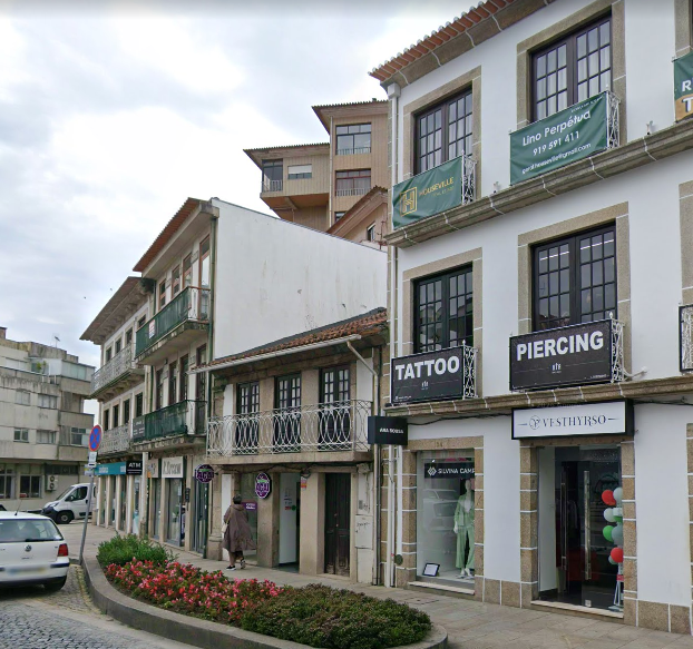 Fachada em Penafiel com os letreiros TATTOO e PIERCING no primeiro andar