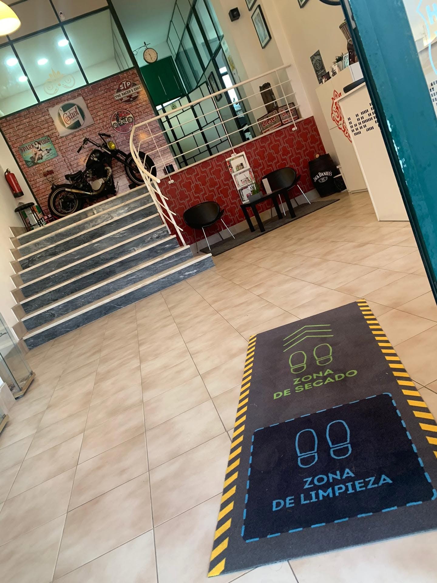 Entrada do estúdio, com a mota exposta e a zona de espera
